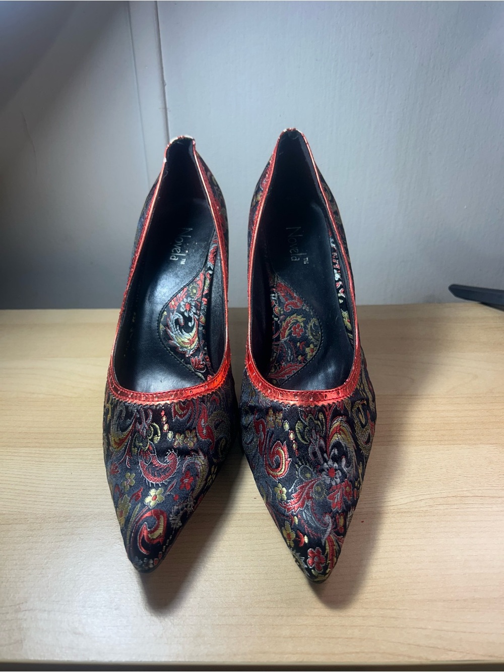 Elegant Paisley Embroidered Pointed-Toe Pumps - Red/Black